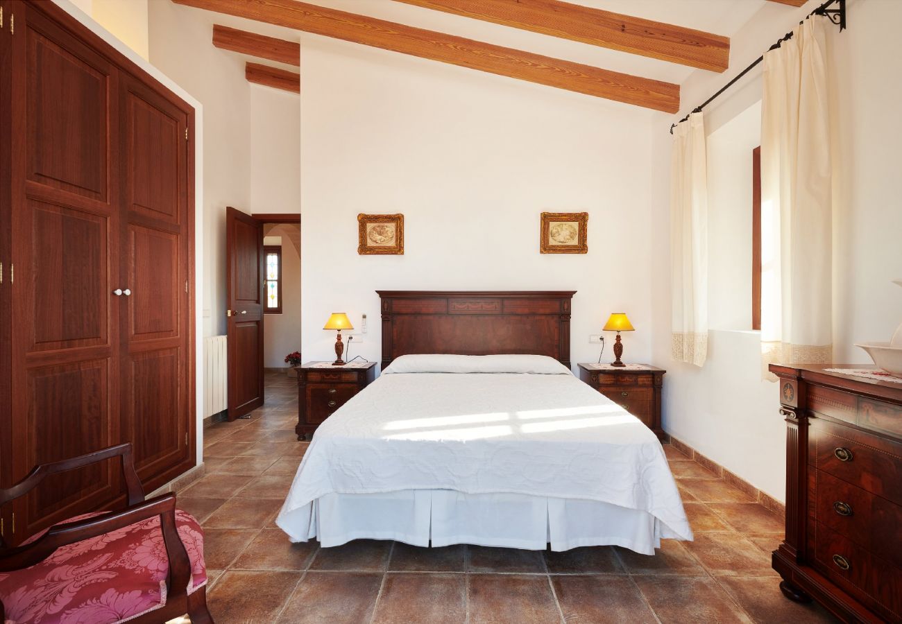 Doppelzimmer mit Einbauschrank der Finca Son Paparra bei Sant Llorenc Des Cardassar 