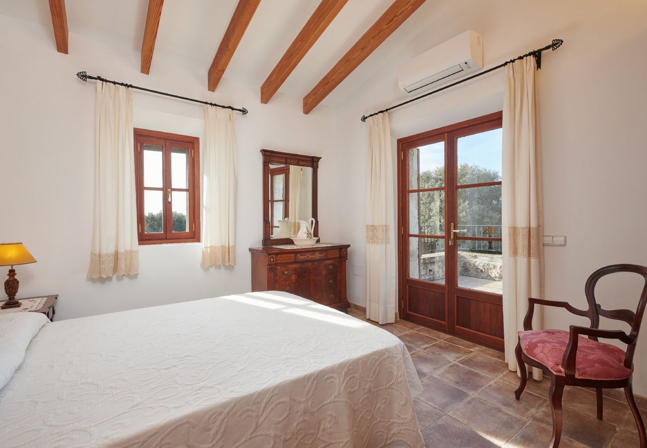 Schlafzimmer mit Balkon der Finca Son Paparra bei Sant Llorenc Des Cardassar 