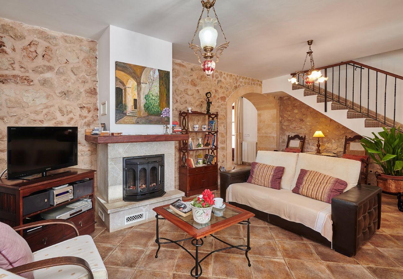 Wohnzimmer mit Sofa und Kamin der Finca Son Paparra bei Sant Llorenc Des Cardassar 