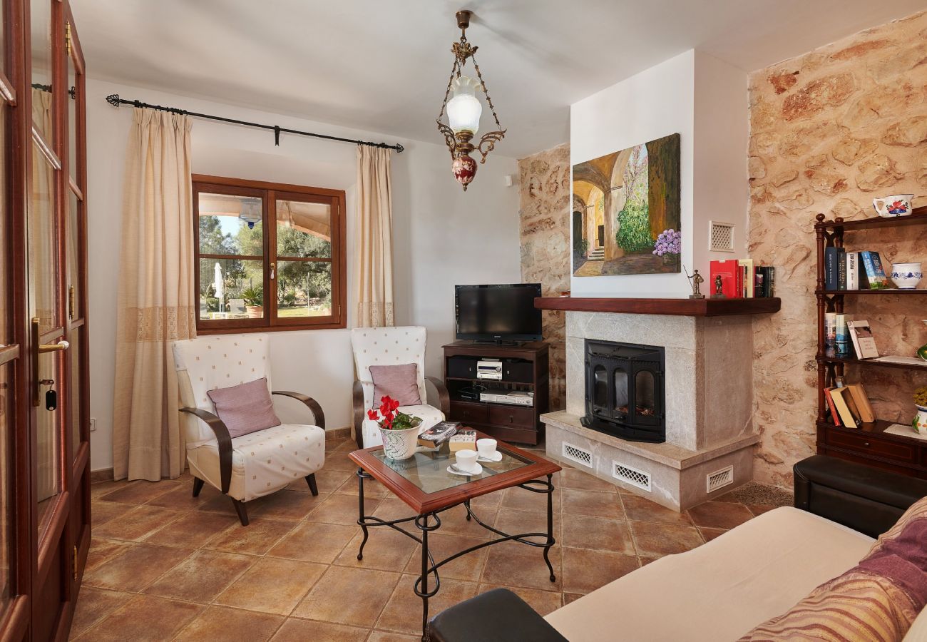 Wohnzimmer mit Kamin und zwei Sessel der Finca Son Paparra bei Sant Llorenc Des Cardassar 