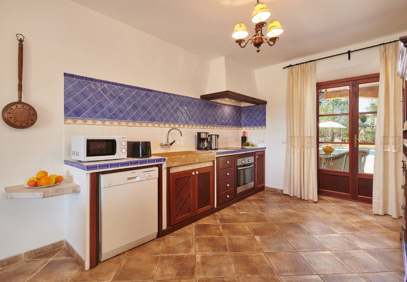 Küchenzeile mit Mikrowelle der Finca Son Paparra bei Sant Llorenc Des Cardassar 