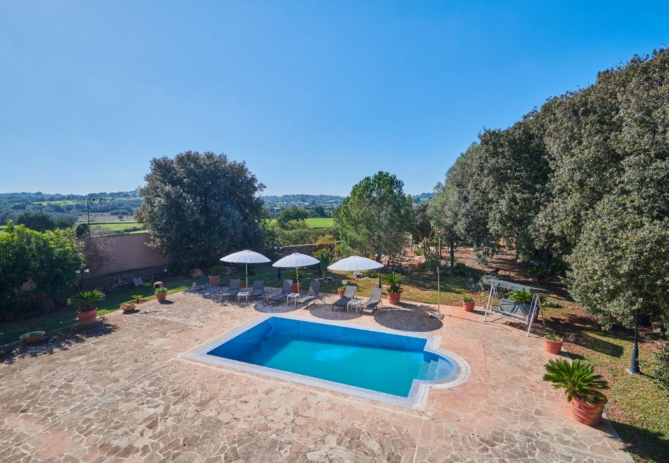 Pool mit Liegen und Sonnenschirme der Finca Son Paparra bei Sant Llorenc Des Cardassar 