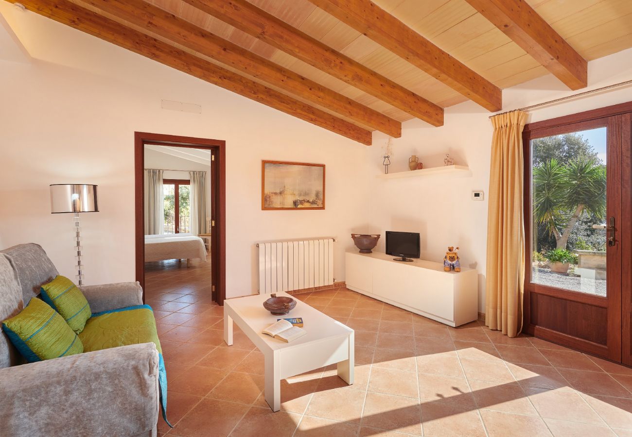 Wohnzimmer mit Sofa der Finca Son Paparra bei Sant Llorenc Des Cardassar 