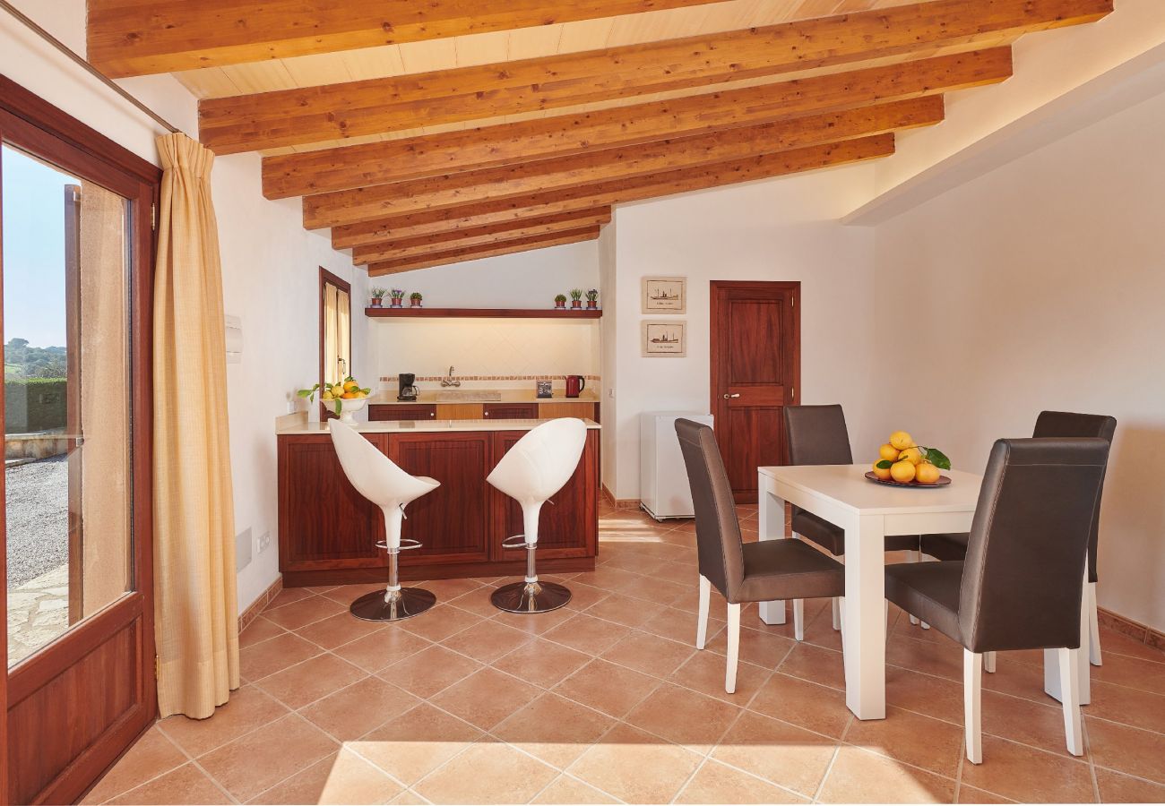 Küche mit Theke und Tisch der Finca Son Paparra bei Sant Llorenc Des Cardassar 