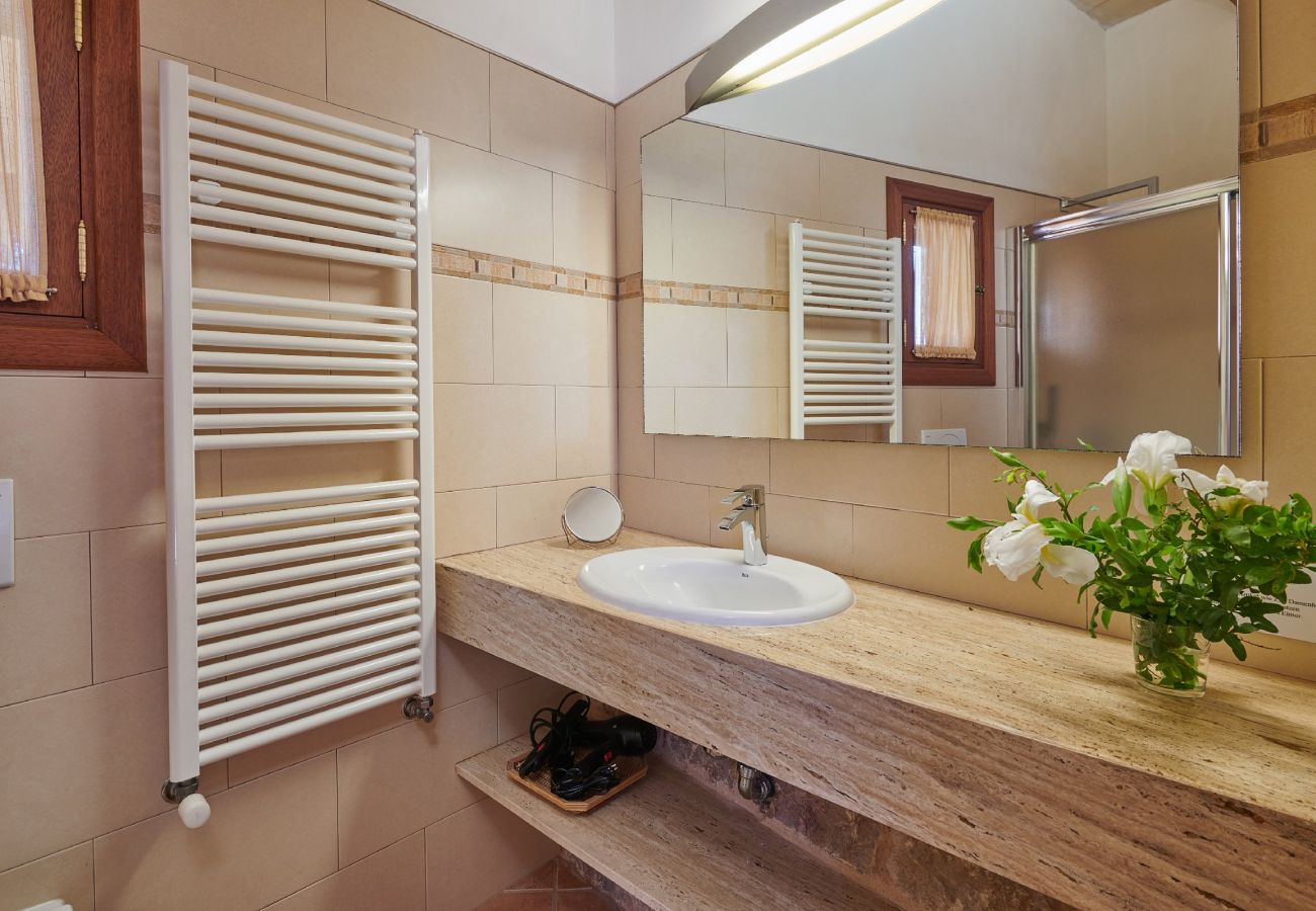 Bad mit Dusche und Waschbecken der Finca Son Paparra bei Sant Llorenc Des Cardassar 