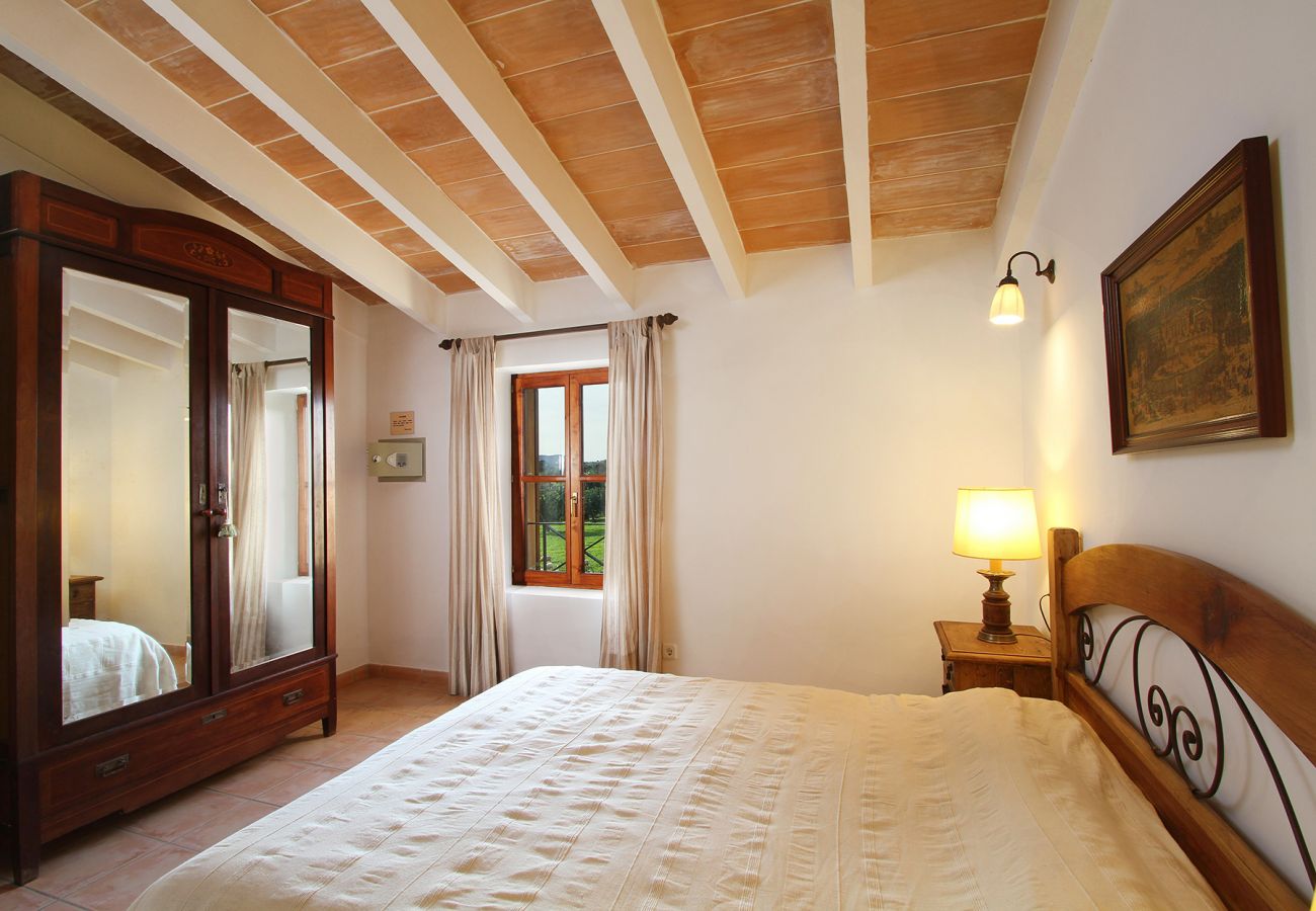 Schlafzimmer mit Doppelbett der Finca Vista Alegre in Manacor 