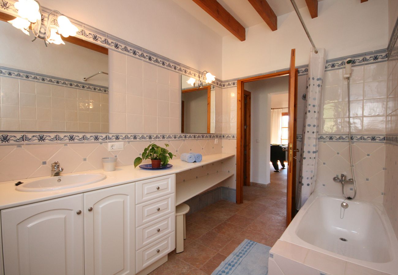 Helles Badezimmer mit Badewanne der Finca Es Carritxo bei Felanitx