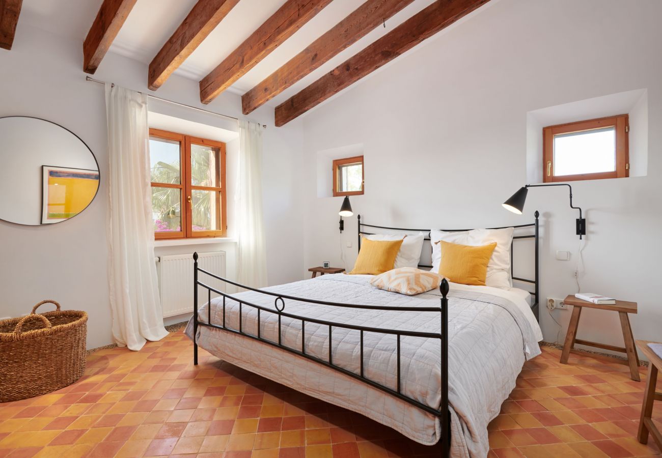 Schlafzimmer mit Doppelbett der Finca Casa Fonteta bei Arta