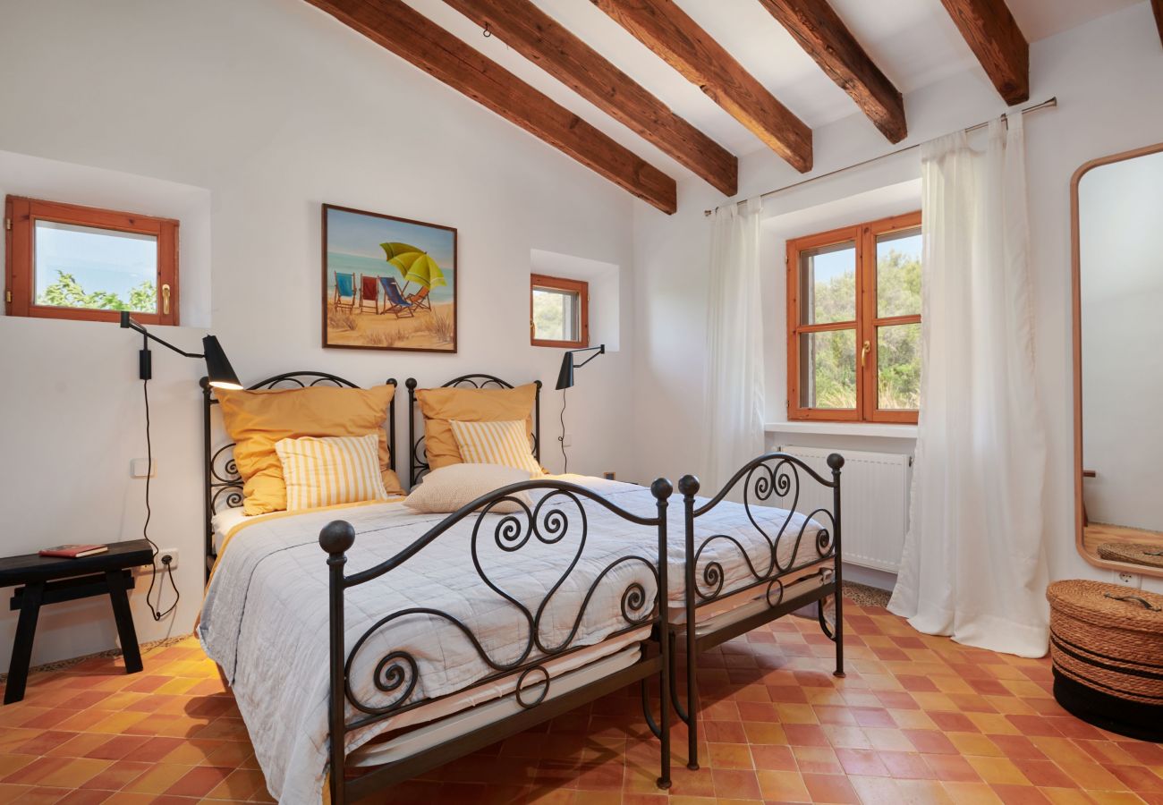 Schlafzimmer mit Doppelbett der Finca Casa Fonteta bei Arta