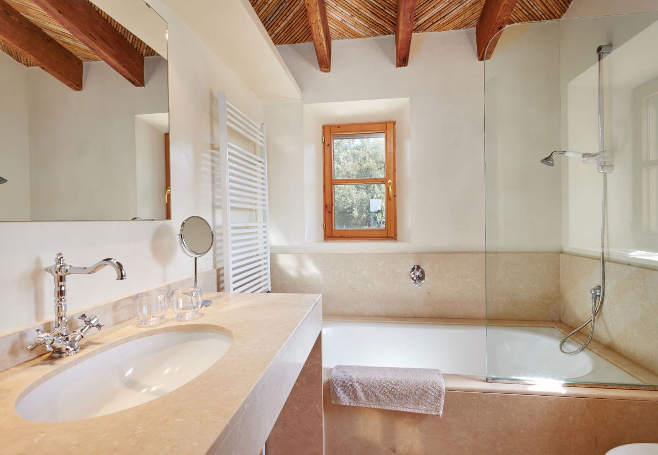 Badezimmer mit Badewanne der Finca Casa Fonteta bei Arta