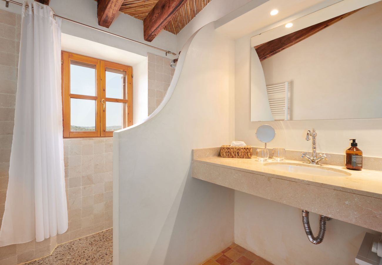 Badezimmer mit Dusche der Finca Casa Fonteta bei Arta
