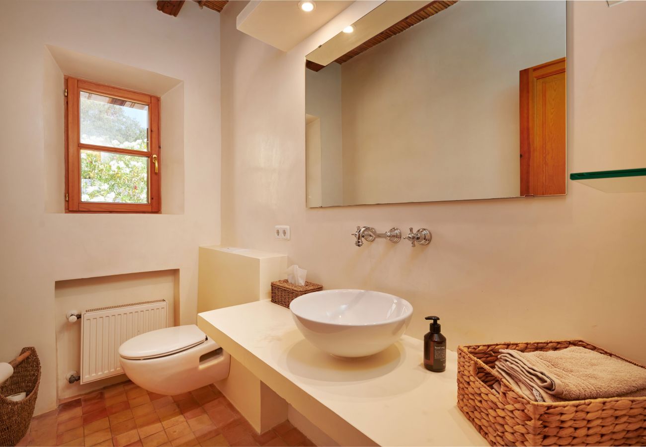 Stylisches Badezimmer der Finca Casa Fonteta bei Arta