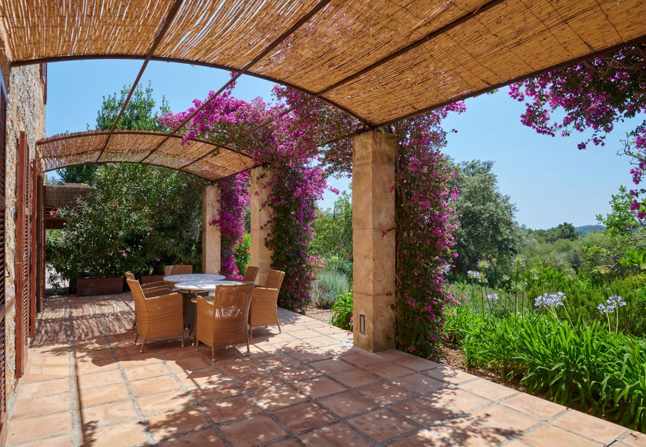 Terrasse und Garten der Finca Casa Fonteta bei Arta