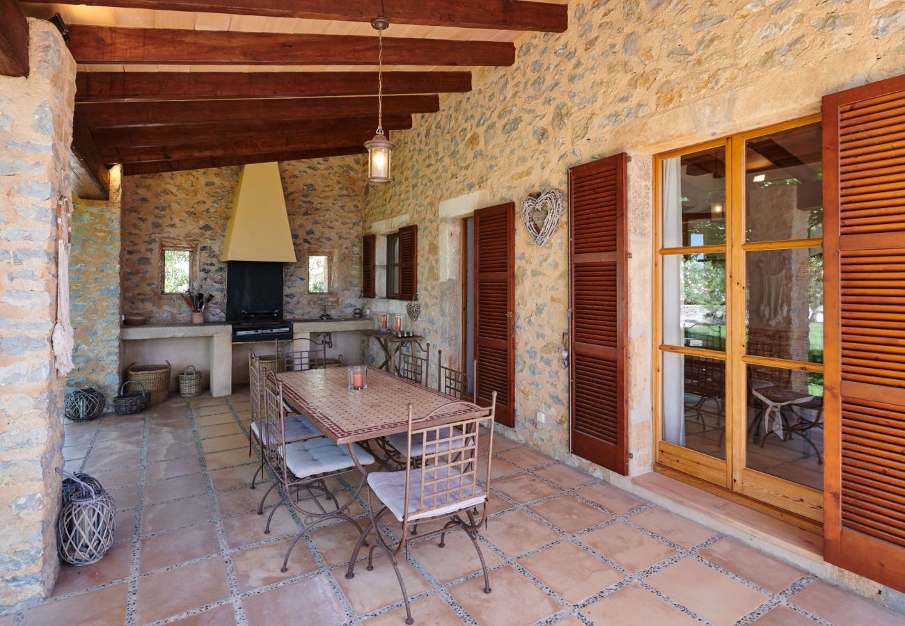 Terrasse und Esstisch der Finca Casa Fonteta bei Arta