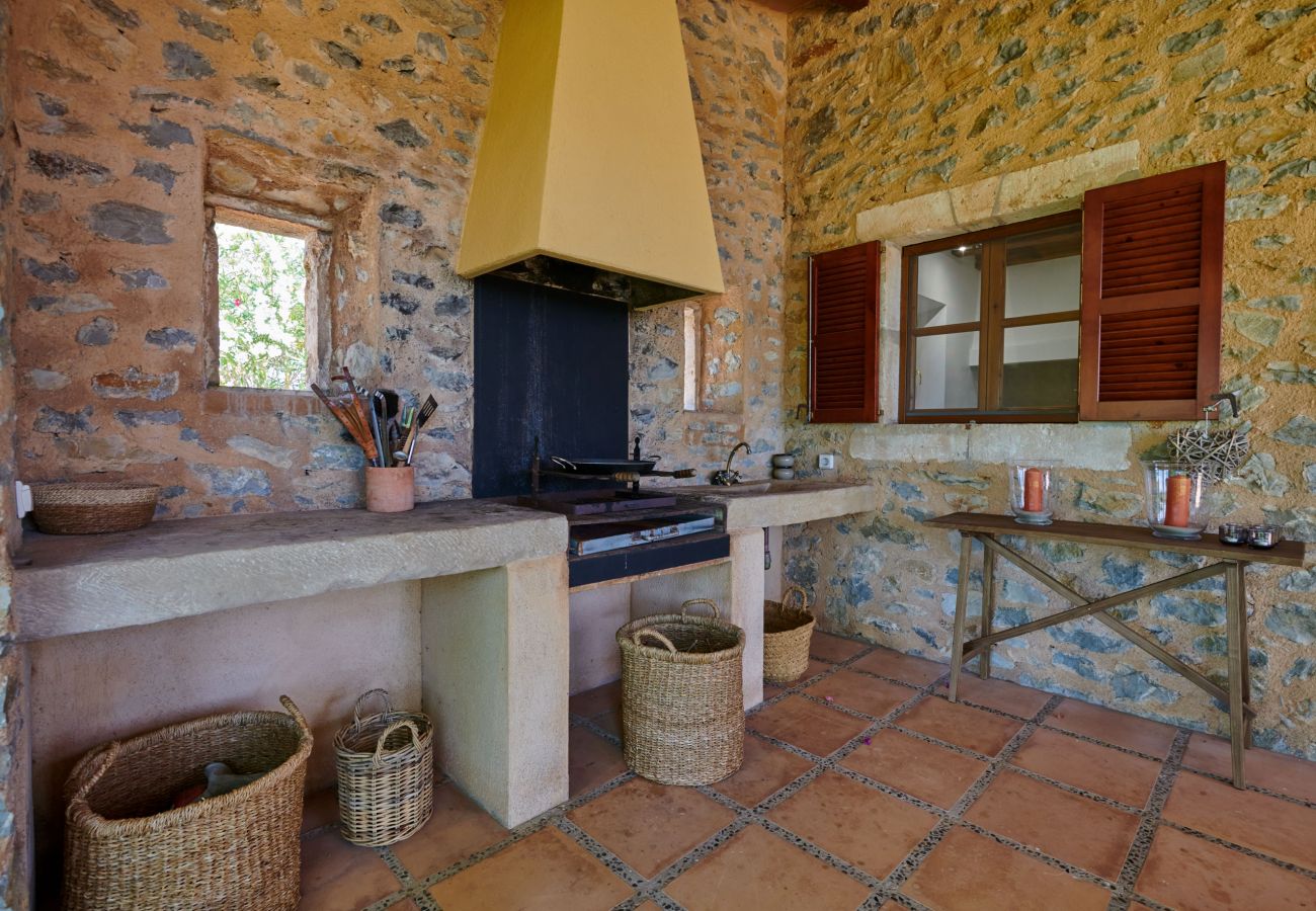Außenküche und Grill der Finca Casa Fonteta bei Arta