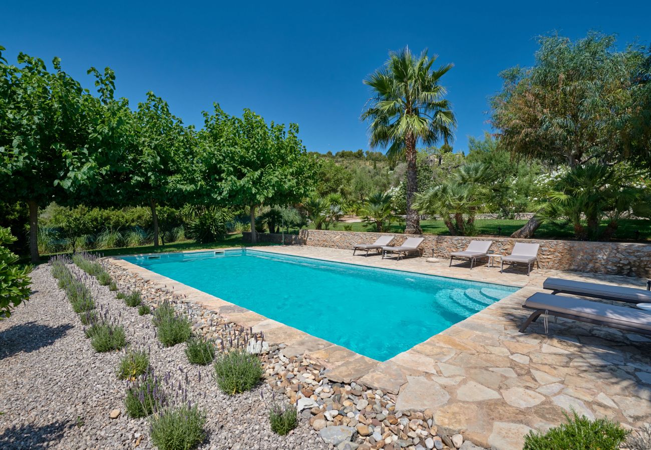 Pool und Garten der Finca Casa Fonteta bei Arta