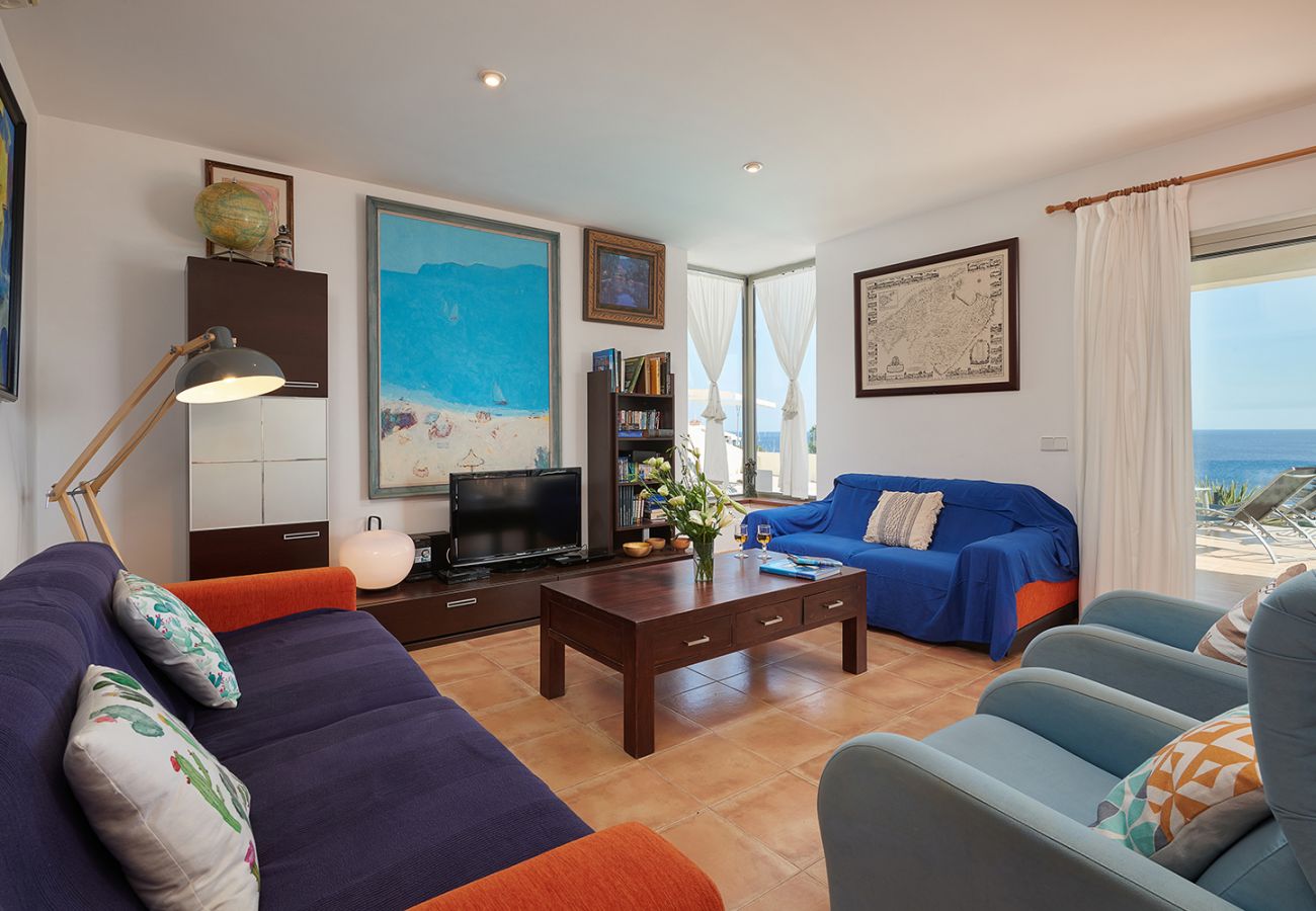 Gemütliches Wohnzimmer mit Sofas und Meerblick der Finca Vistamar in Cala Murada