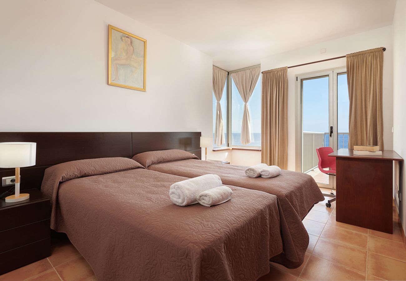 Schlafzimmer mit zwei Einzelbetten, Bad en Suite und Balkon in der Finca Vistamar in Cala Murada