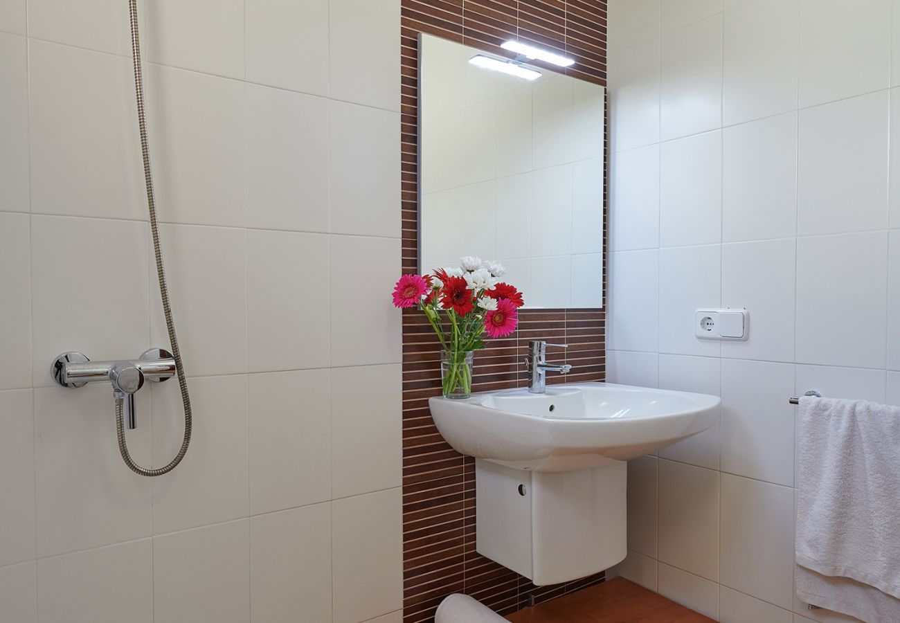 Badezimmer mit Dusche der Finca Vistamar in Cala Murada