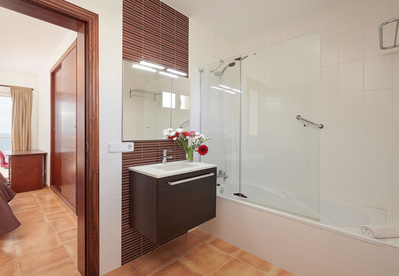 Badezimmer en Suite mit Badewanne der Finca Vistamar in Cala Murada