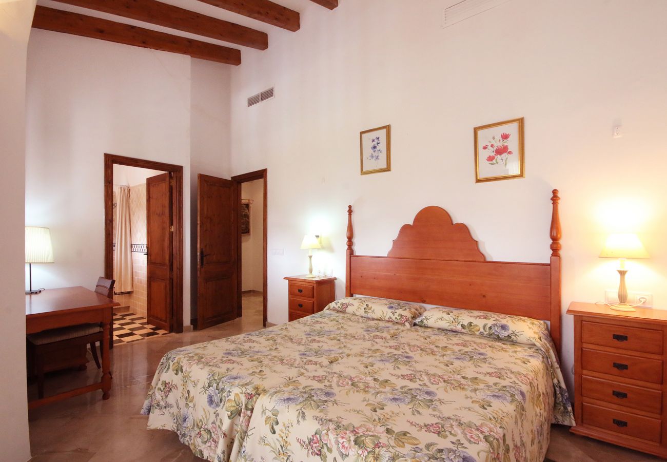Schlafzimmer mit 2 Einzelbetten der Finca Son Capellet in Petra