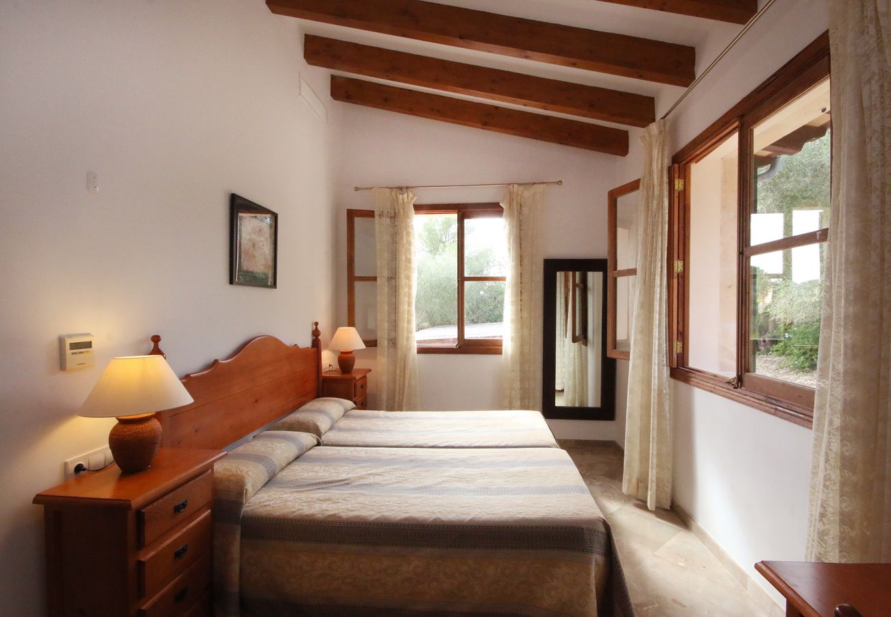 Schlafzimmer mit 2 Einzelbetten der Finca Son Capellet in Petra