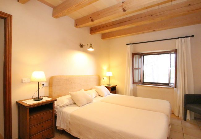 Schlafzimmer mit 2 Einzelbetten der Finca Lledoner III in Felanitx