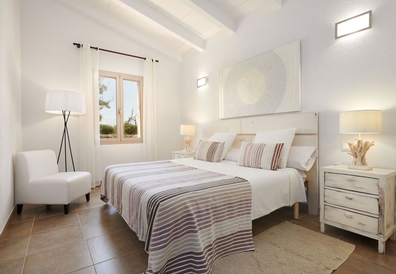 Schlafzimmer mit Doppelbett der Finca Sa Finca bei Muro 