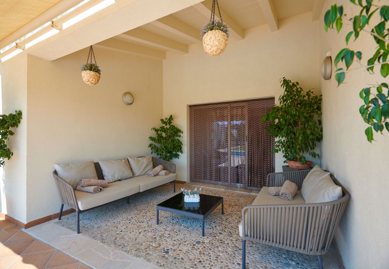 Außenbereich mit Sofas der Finca Sa Finca bei Muro