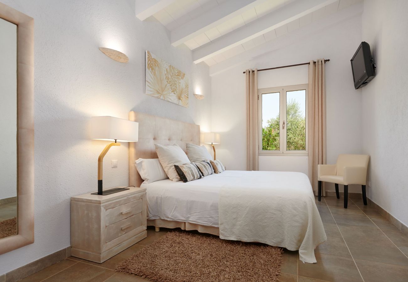 Schlafzimmer mit Doppelbett der Finca Sa Finca bei Muro 