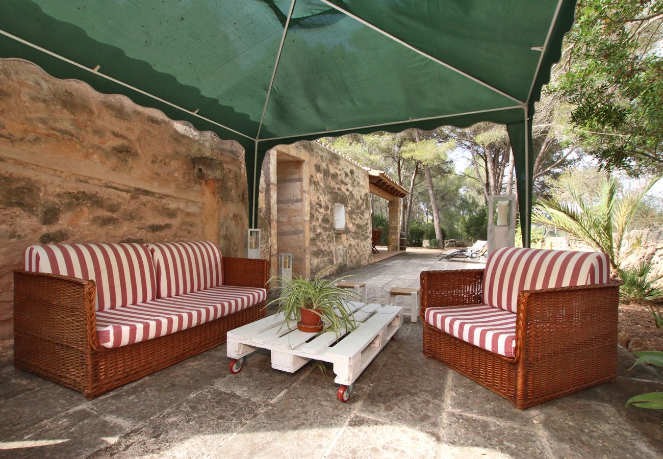 Terrasse mit gemütlichen Sesseln der Finca Can Covetes in Campos