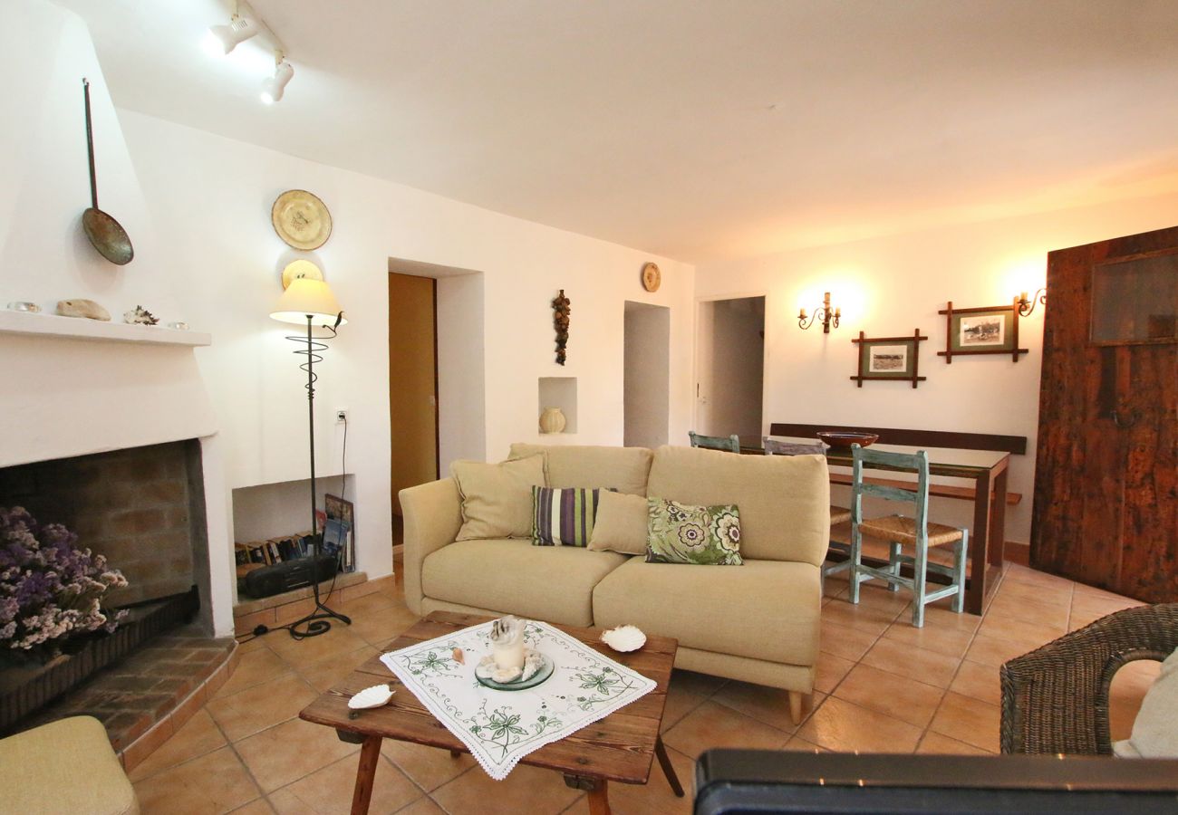 Wohnzimmer mit Kamin der Finca Can Covetes in Campos