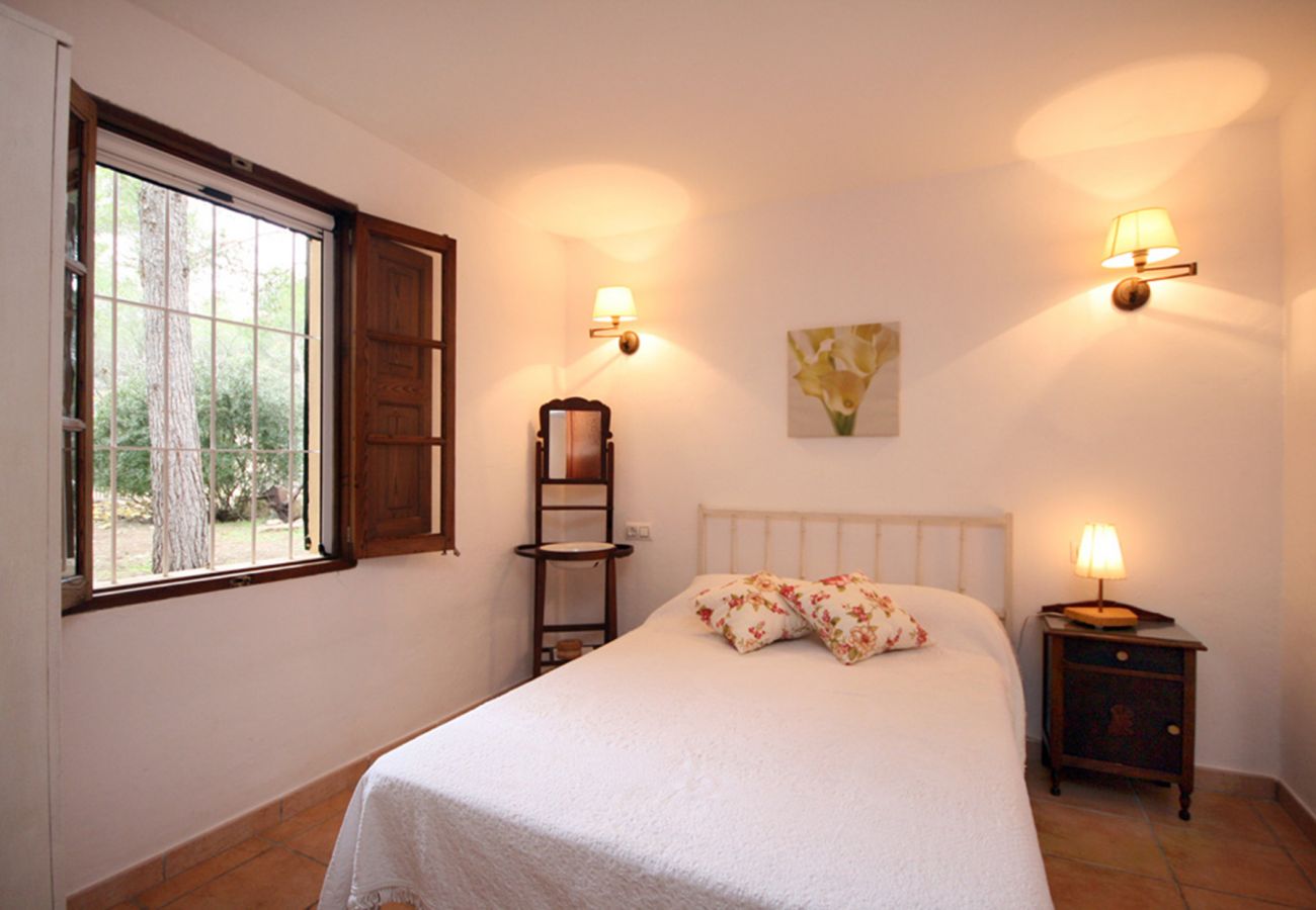 Schlafzimmer mit Doppelbett der Finca Can Covetes in Campos