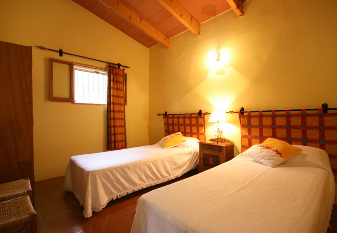 Schlafzimmer mit zwei Einzelbetten der Finca Can Covetes in Campos