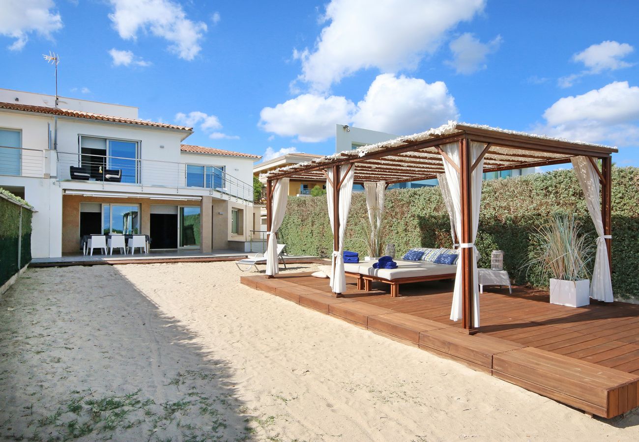 Garten und Aussenbett der Finca La Playa in Playa de Muro 