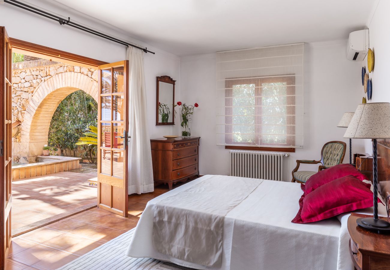Schlafzimmer mit Doppelbett der Finca S'Embat bei Son Servera