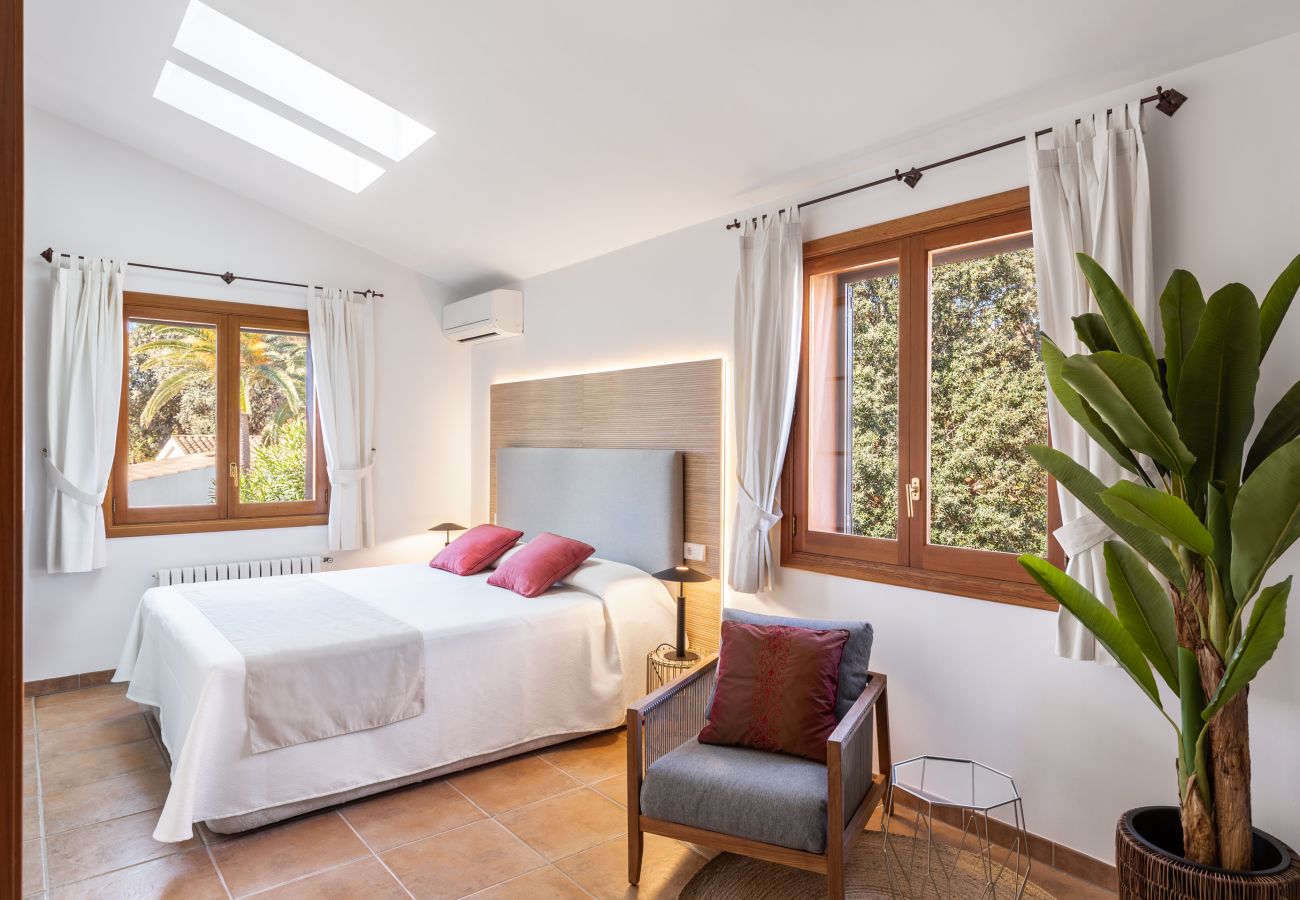 Schlafzimmer mit Doppelbett der Finca S'Embat bei Son Servera