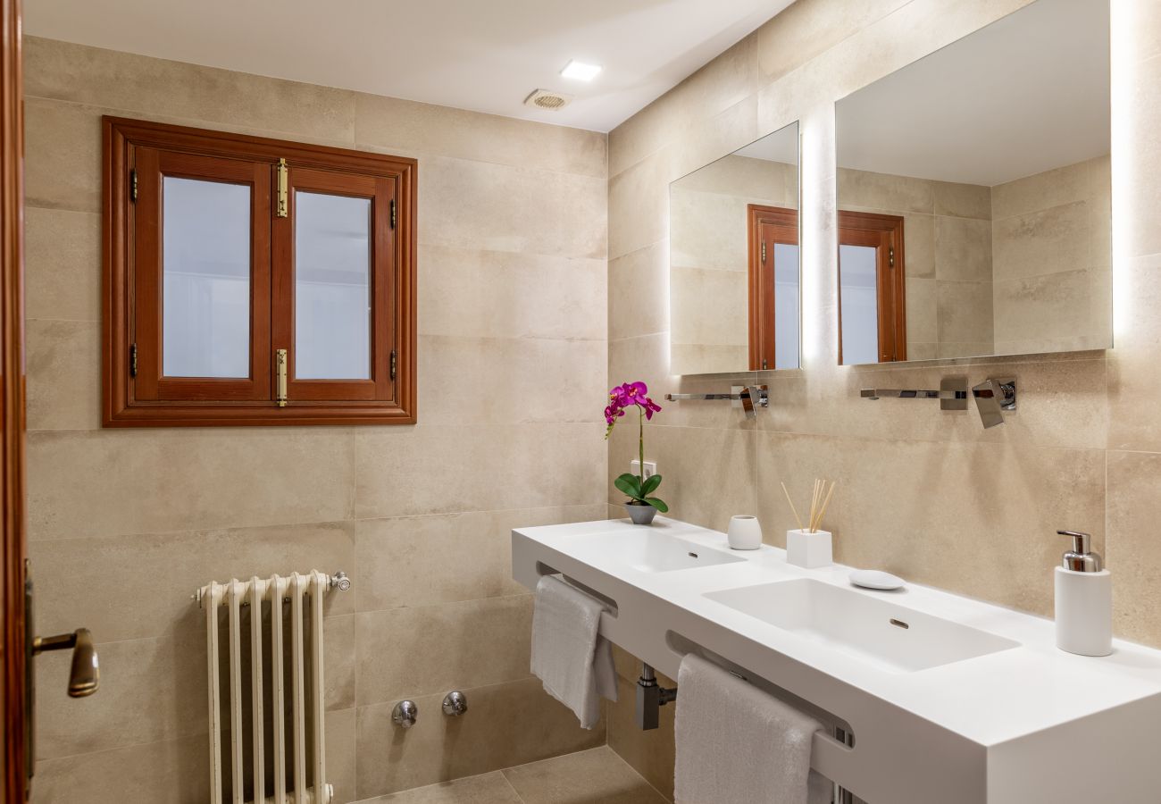 Moderne Badezimmer der Finca S'Embat bei Son Servera