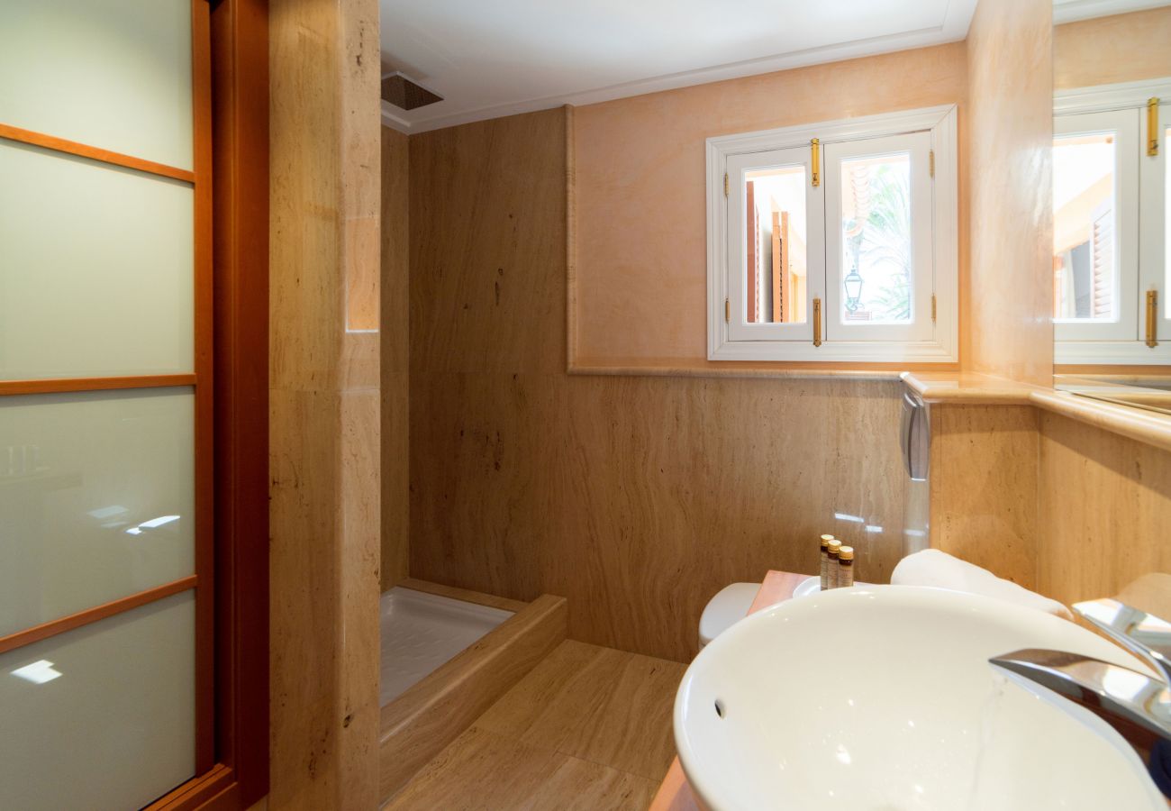 Badezimmer mit Waschbecken der Finca S'Embat bei Son Servera
