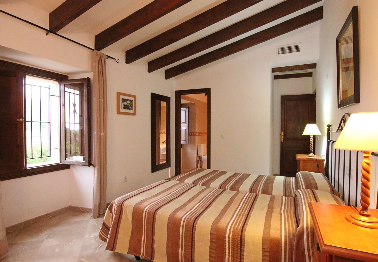 Schlafzimmer mit 2 Einzelbetten der Finca Son Perxa bei Petra