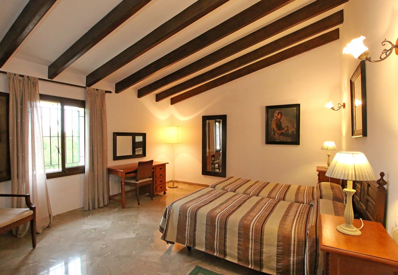 Schlafzimmer mit 2 Einzelbetten der Finca Son Perxa bei Petra
