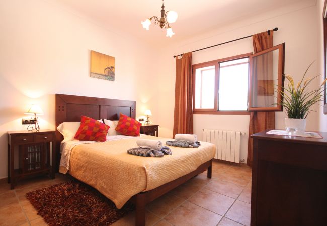 Schlafzimmer mit Doppelbett der Finca Es Contes bei Cala d´Or