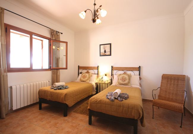 Schlafzimmer mit 2 Einzelbetten der Finca Es Contes bei Cala d´Or
