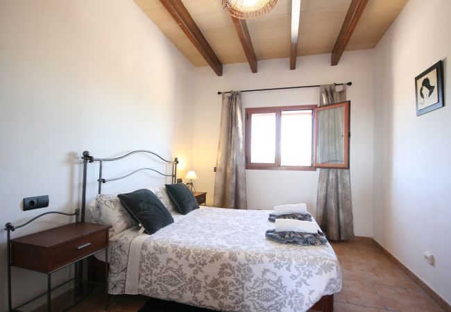 Schlafzimmer mit Doppelbett der Finca Es Contes bei Cala d´Or