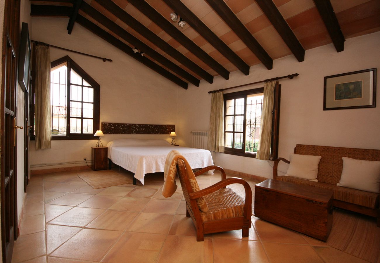 Schlafzimmer mit Doppelbett der Finca Can Casta in Petra 