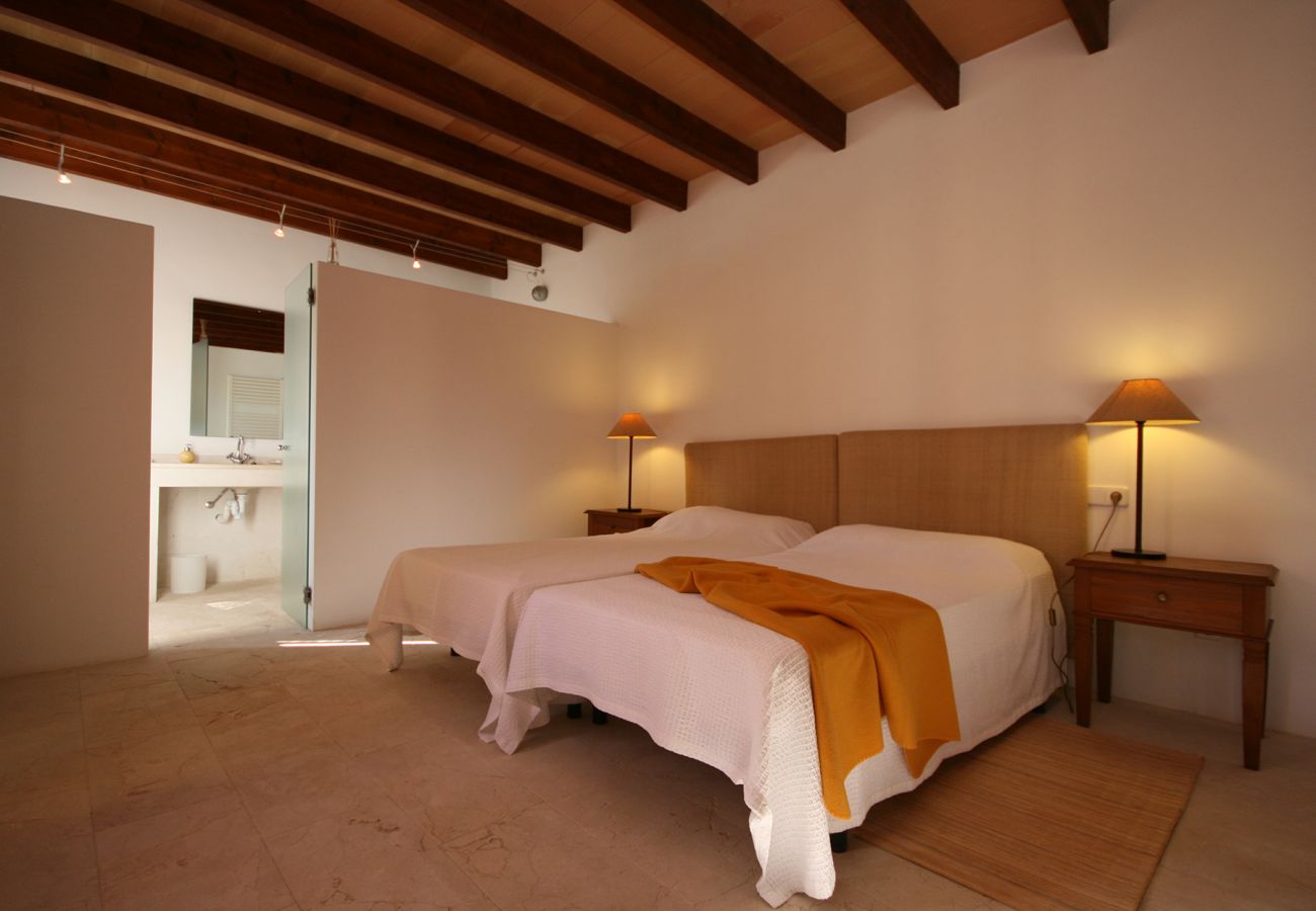 Schlafzimmer mit zwei Einzelbetten der Finca Can Casta in Petra 