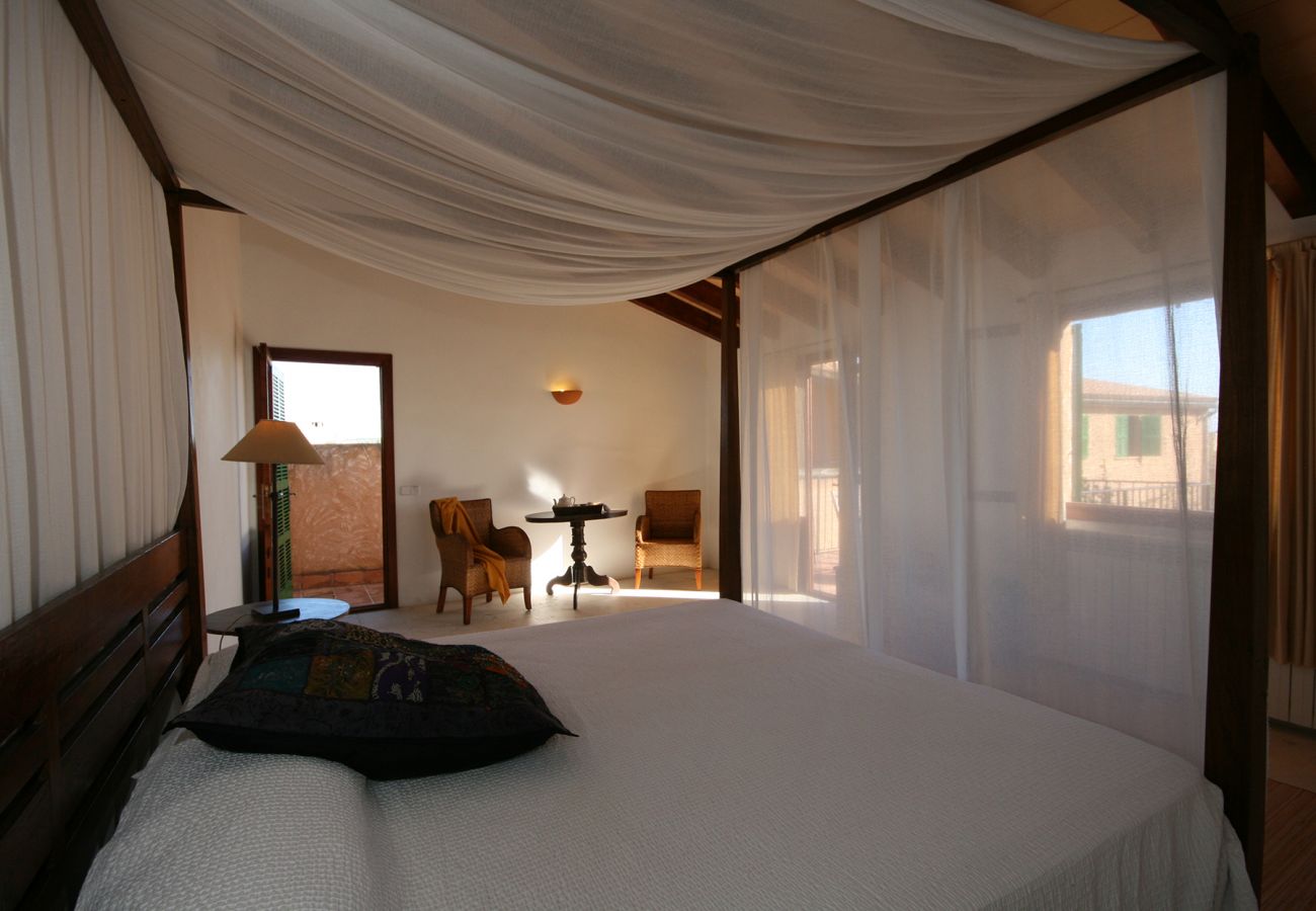 Schlafzimmer mit Doppelbett im Nebengebäude der Finca Can Casta in Petra 