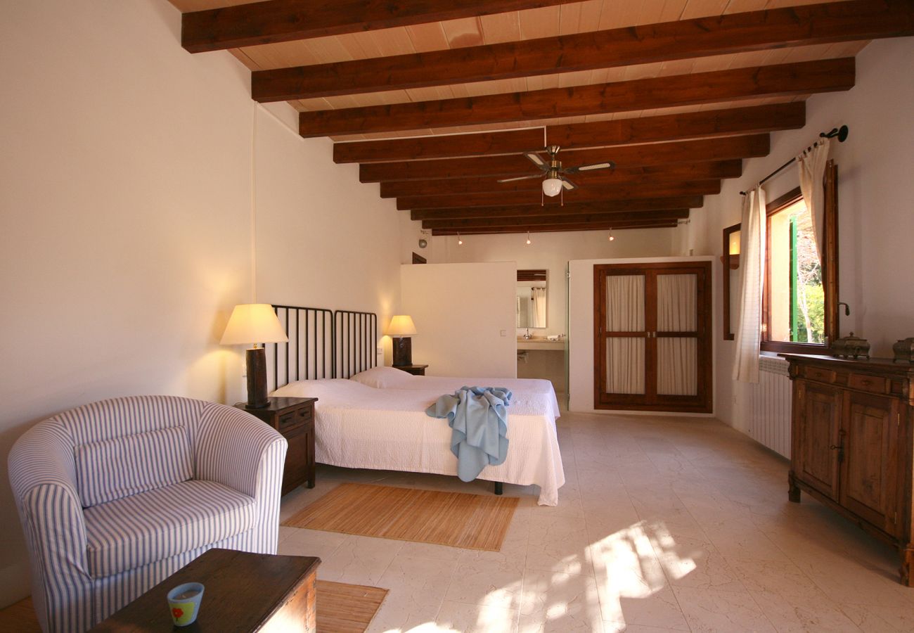Schlafzimmer mit zwei Einzelbetten im Nebengebäude der Finca Can Casta in Petra 