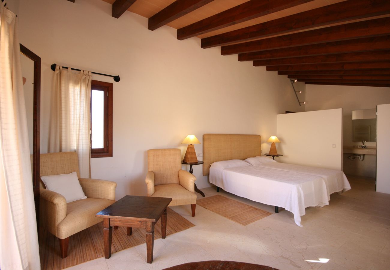 Schlafzimmer mit zwei Einzelbetten im 2. Nebengebäude der Finca Can Casta in Petra 