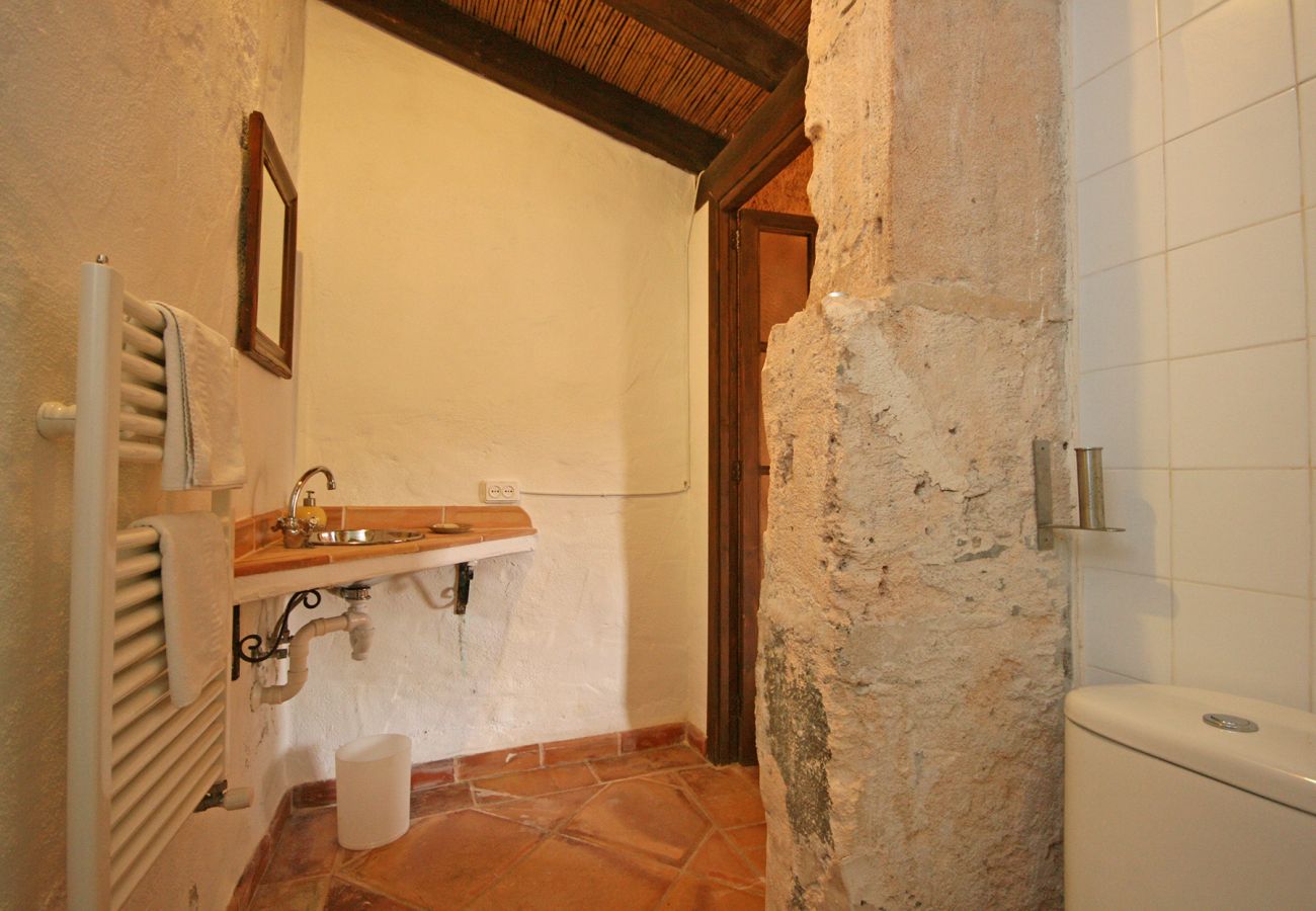 Bad mit Dusche im Haupthaus der Finca Can Casta in Petra 